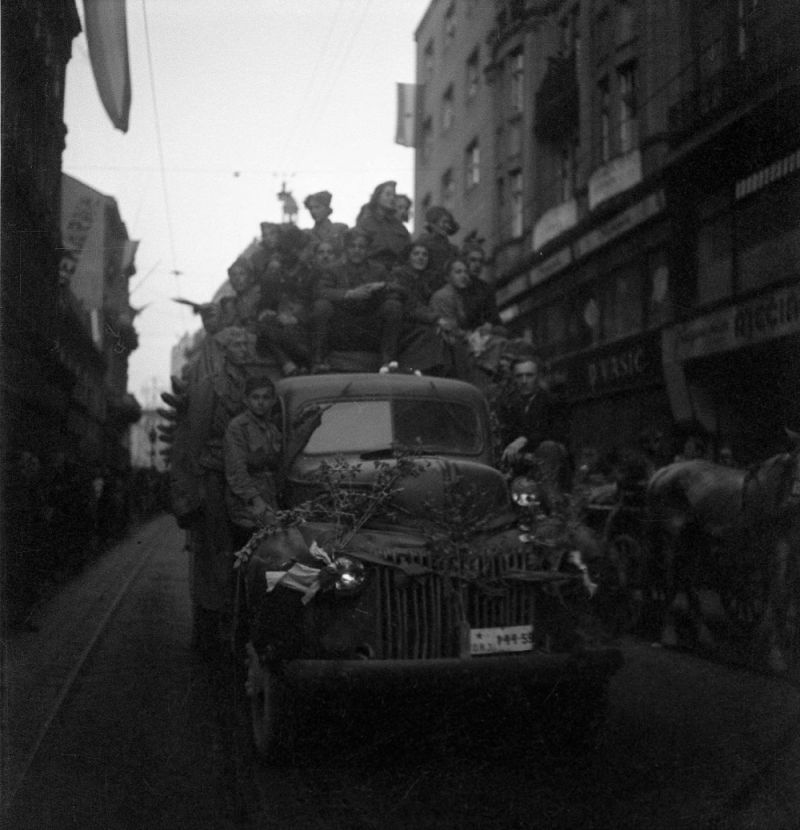 Zagreb, 8. svibnja 1945. godine. Zagrepčani dočekuju partizane